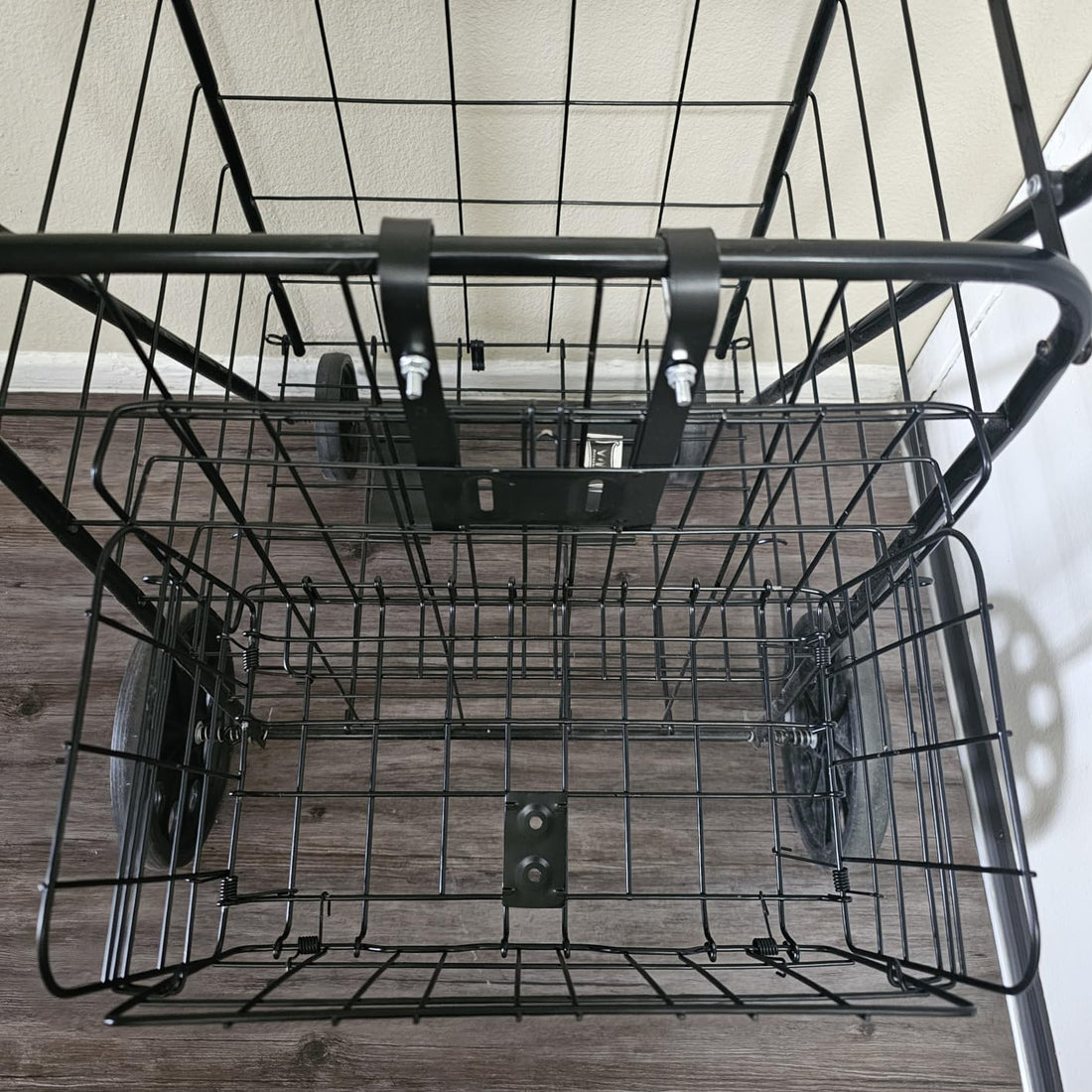 Lift-off bicycle basket with heavy duty wire frame