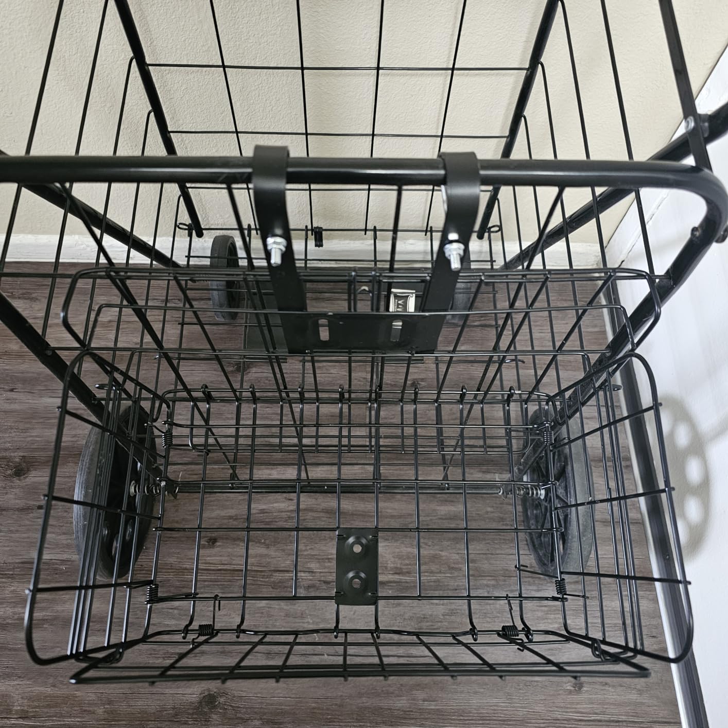 Lift-off bicycle basket with heavy duty wire frame